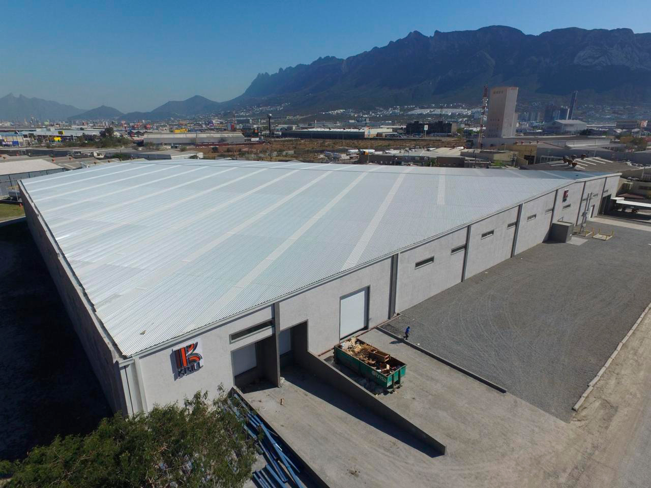 Vista aérea de Bodega Industrial con montañas de fondo